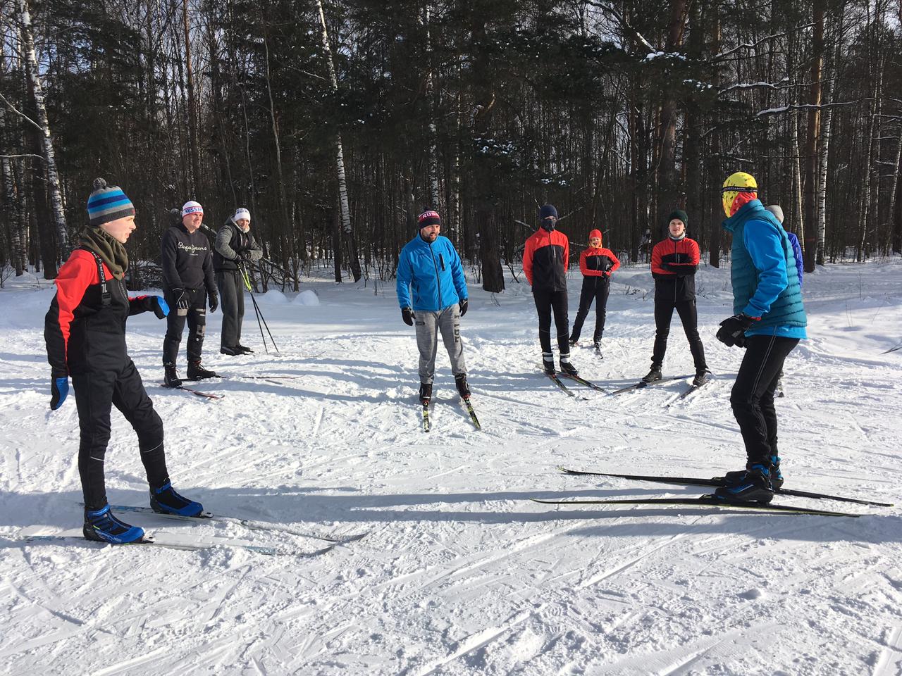 Регулярное участие в лыжных и скиджоринговых соревнованиях.